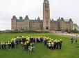 Світова солідарність: Канадійці утворили кримськотатарський символ перед національним парламентом (фото)