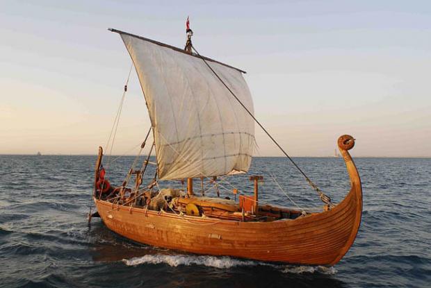 Старовинний човен на водах Дніпра. Фото: gorod.dp.ua