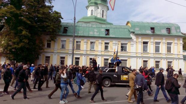 До мітингу долучаються небайдужі українці. Фото: Патріоти України 