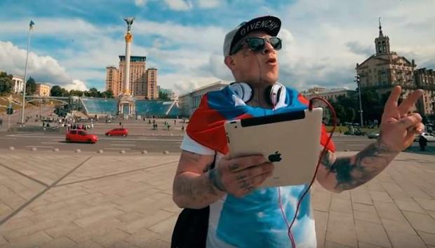 Невідомий співав на Майдані гімн РФ. Фото: скріншот з відео.