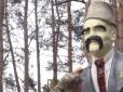 Вигнання диявола: Кам’яний тотем комуністів перетворили на українського Кобзаря (фото, відео)