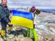Розгорнула прапор та вишитий рушник: Перша українка підкорила Еверест (фото, відео)