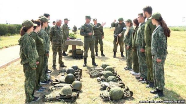 Морські піхотинці навчають школярів. Фото: сайт Севастополя.