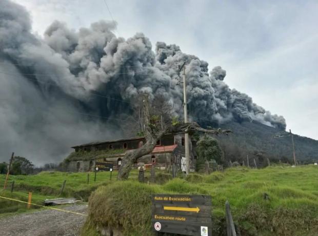 21 травня 2016 року стовп попелу з жерла вулкана Турріальба накрив населені пункти. Фото: earth-chronicles.ru