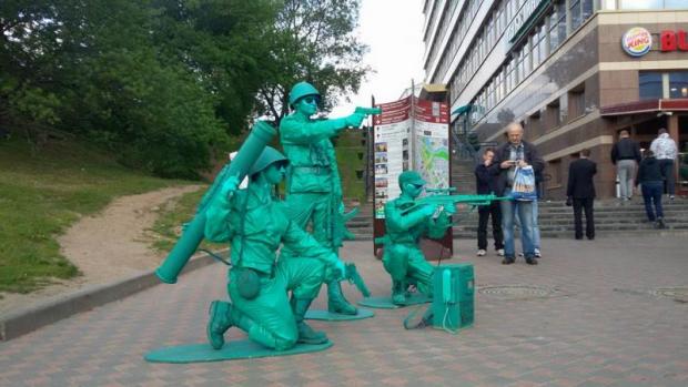 Перфоменс "зелених чоловічків" в центрі Мінська. Фото Наста Шамрей.
