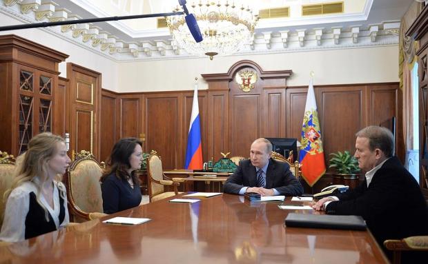 Медведчук теж був присутнім на зустрічі Путіна з родичами загиблих журналістів. Фото:kremlin.ru