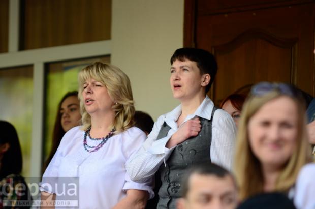 Надія Савченко прийшла на свято "Останнього дзвоника" до своєї школи. Фото:http://www.depo.ua/
