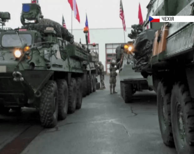 Колонна військової техніки НАТО слідує територією Чехії. Фото: 5 канал