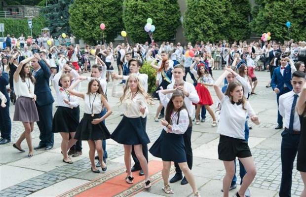 Свято останнього шкільного дзвоника в Ужгороді. Фото: Mukachevo.net