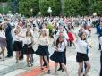 Шкільне свято: В Ужгороді вперше випускники станцювали прощальний вальс у центрі міста (фото)