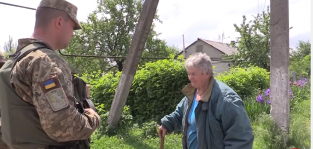 Бабуся просить прогнати росіян. Фото: скріншот з відео.