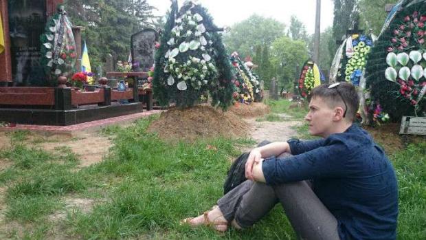 Надія Савченко прийшла на могили побратимів. Фото: соцмережі.
