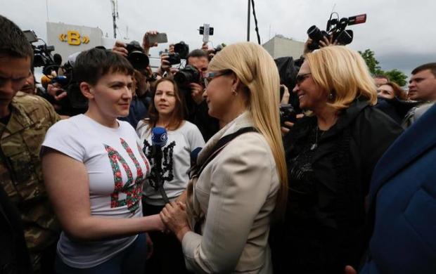 Надія Савченко з Юлією Тимошенко в Борисполі. Фото:nv.ua