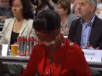 Не тільки Бог шельму мітить: Німецький лівий політик отримала шоколадним тортом в обличчя за заклик зняти санкції з РФ (відео)