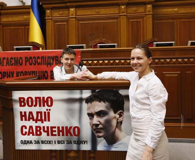 Надія та Віра Савченко у парламенті. Фото: k-z.com.ua.