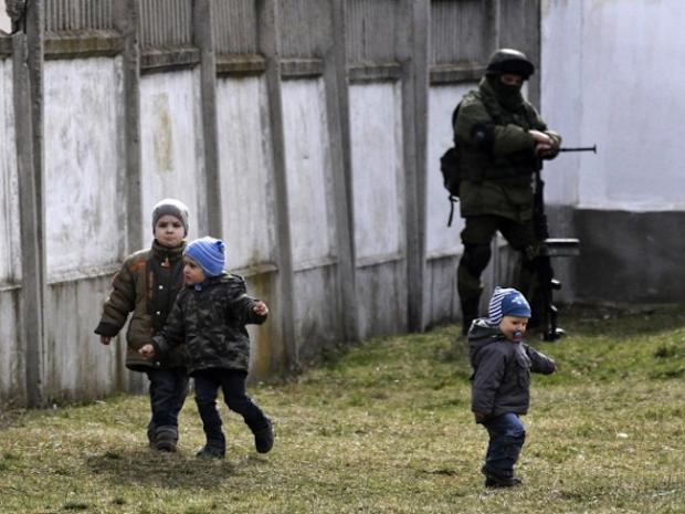 "Ботинки и яблоки — вот чему теперь радуются дети в Луганске". Фото: expres.ua.