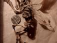 Крилаті чоловічки Мерліна: У стародавньому підвалі Лондона виявили останки дивних істот (фото)