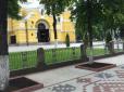Справжнє мистецтво: Тротуар біля Володимирського собору у Києві перетворили на вишиванку