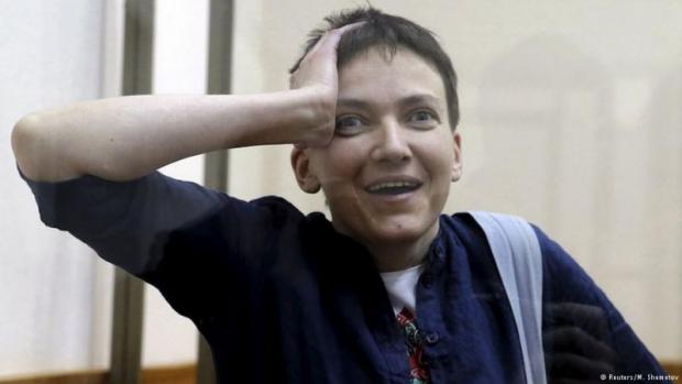 Жест Надії Савченко, яка перебуває в скляній клітці в залі російського суду, під час оголошення вироку