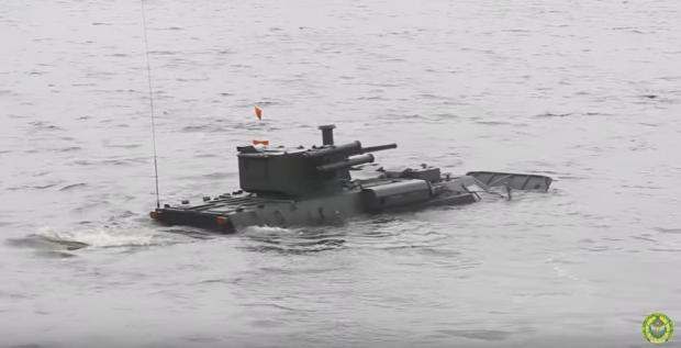 Український БТР випробували на воді. Фото: скрін відео