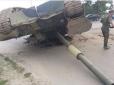 Техніка взбрикнула: Російський танк знову влетів у курйозну НП (фото)