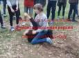 Звідки така жорстокість?!! У Києві двох школярок побила група однолітків (відео, 18+)