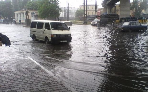 В Одесі пройшли сильні зливи, затопивши головні вулиці міста. Фото:nv.ua