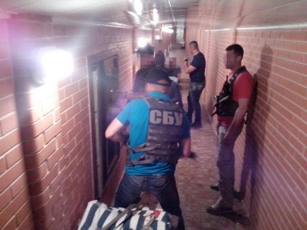 Правоохоронці у тунелі зі скарбами. Фото: Прес-центр СБУ.