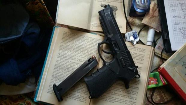 Вилучена в бойовика зброя. Фото: Facebook