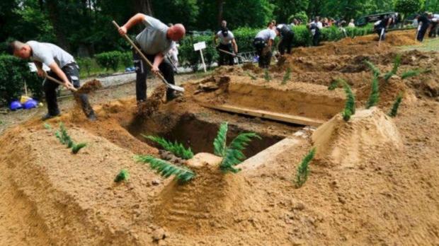 Змагання зі швидкісного копання могил. Фото: strana.ua