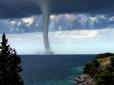 Природа налякала керчан: Гігантський торнадо явив незабутнє видовище (відео)