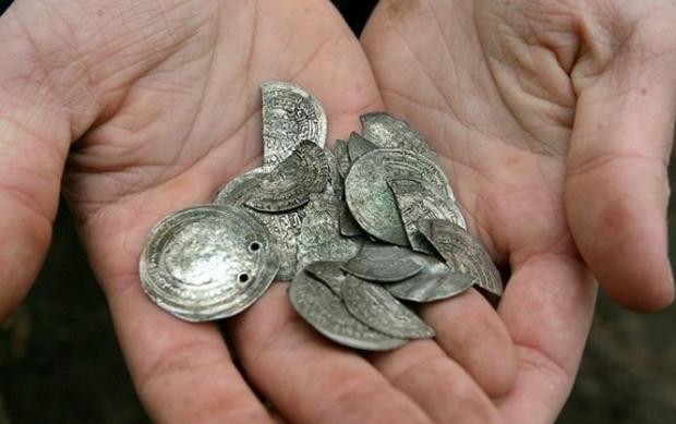 Срібні монети епохи вікінгів. Фото: nv.ua