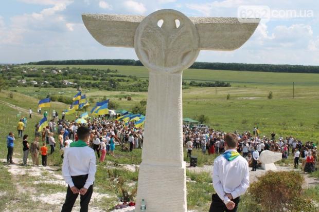 "Скорботний янгол" на місці загибелі українських льотчиків. Фото: ukrinform.ua