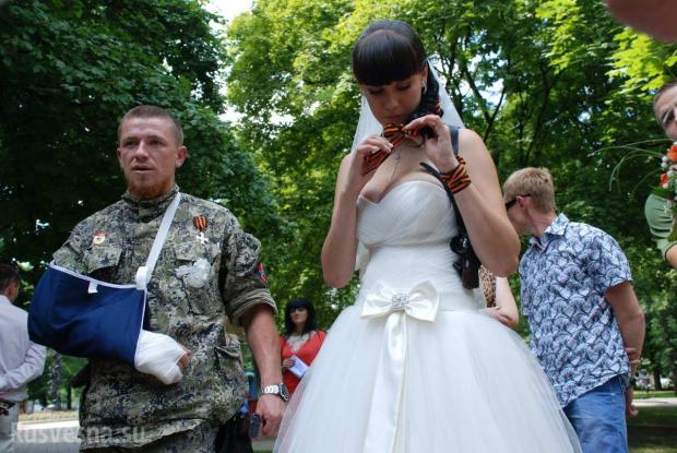 "Моторола" (зліва). Фото з весілля "Мотороли": dialog.ua.