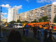 У Києві трамвай задавив пішохода: щоб витягти тіло нещасного викликали спецтехніку (фотофакти)