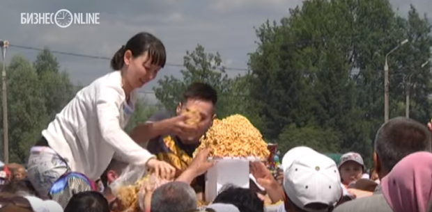 Росіяни мало не подавили один одного через їжу. Фото: скріншот з відео.