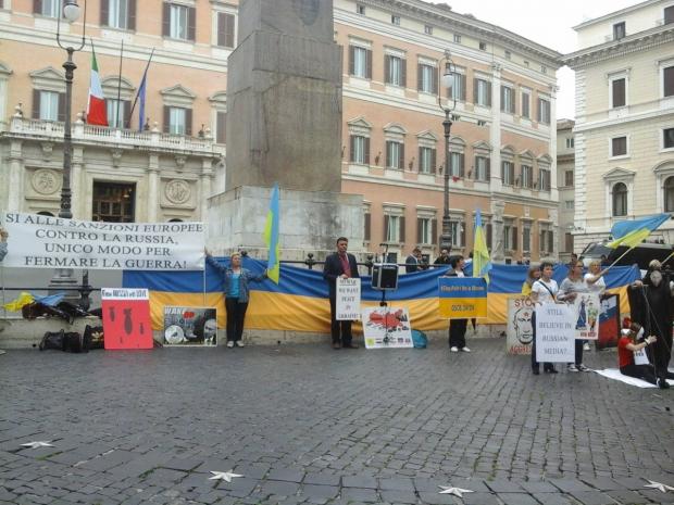 Мітинг під італійським парламентом. Фото: unian.ua