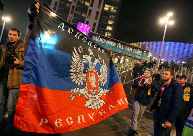 Росіяни прийшли з прапором терористів. Фото: xsport.ua.