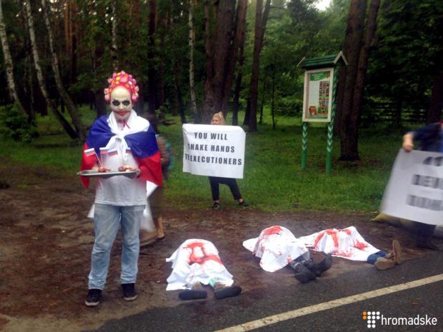Активісти нагадали західним дипломатам про злочини Росії. Фото: Громадське ТБ.