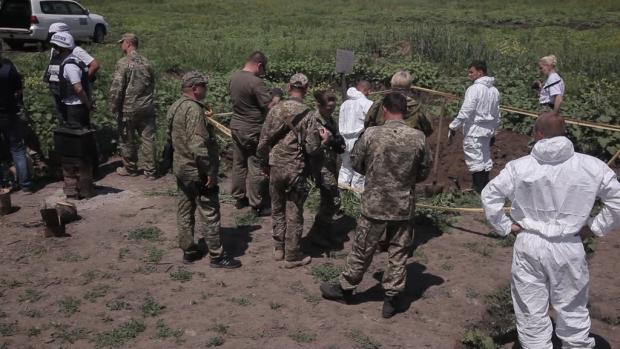 Пошукова місія Збройних сил України "Евакуація-200" знайшла поховання російських військових біля Кримського. Фото: Громадське