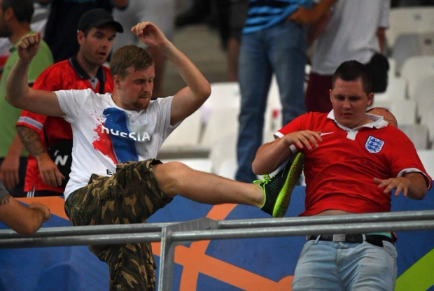 Бійка між російськими та англійськими фанами. Фото:sport.unian.ua