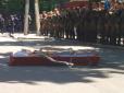 В труні лежав, мов живий: Харків влаштував похорони Путіна біля дипмісії РФ (відео)