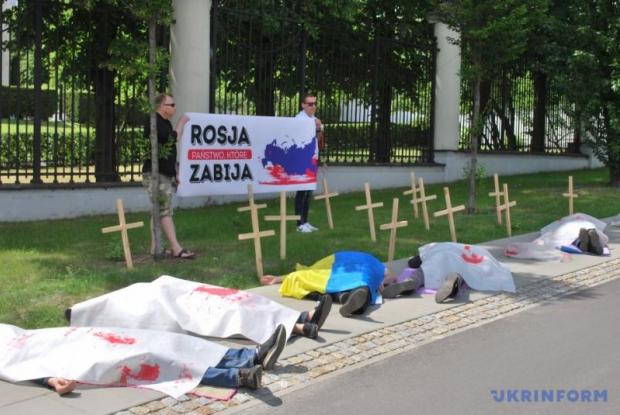 Флешмоб біля посольства РФ у Варшаві. Фото: rbc.ua