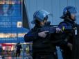 Вже не глибоке  занепокоєння: В готелі, де у Франції живуть російські фанати, озброєні жандарми влаштували жорстку перевірку