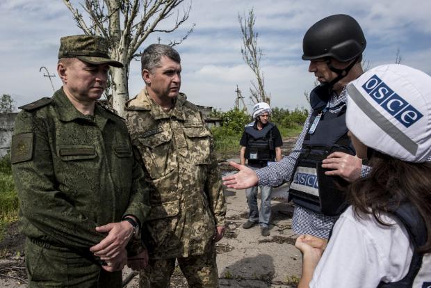 Генерал-майор Радіон Тимошенко (в центрі) та перший заступник СММ ОБСЄ Олександр Хуг (праворуч). Фото: Апостроф.