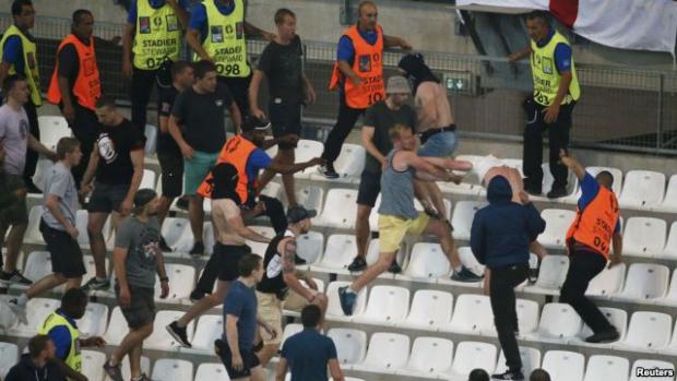 Бійка на стадіоні у Марселі. Фото: Рейтерс.