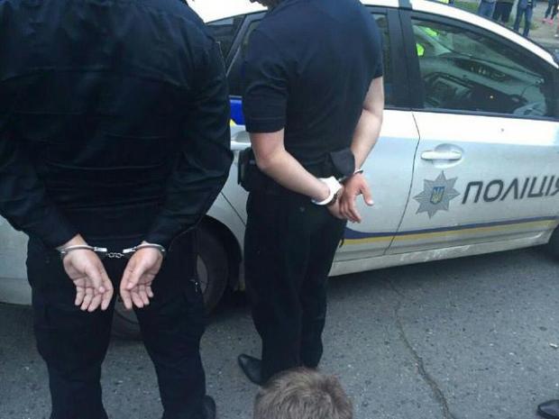 Патрульних оперативно затримали в момент отримання коштів. Фото: censor.net.ua