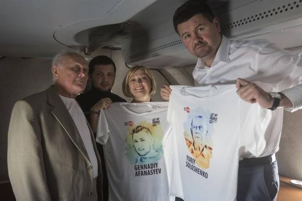 Українці Афанасьєв і Солошенко вже в літаку. Фото: Twitter