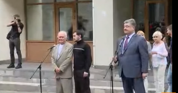 Юрій Солошенко та Геннадій Афанасьєв повернулись в Україну. Фото: скріншот з відео.