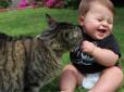 Реакція 10-місячної дівчинки на появу улюбленої кішки підкорила мережу (відео)